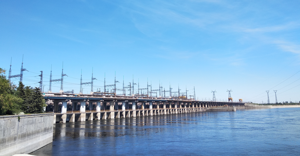 Здание плотины Волжской ГЭС)